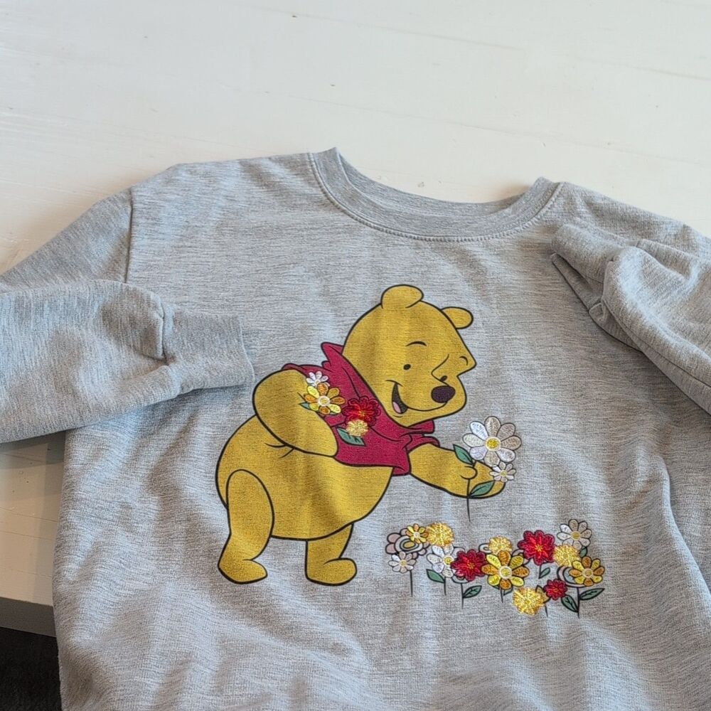 Disney Winnie the Pooh Women Medium Gray Crew Sweatshirt Embroidered Floral